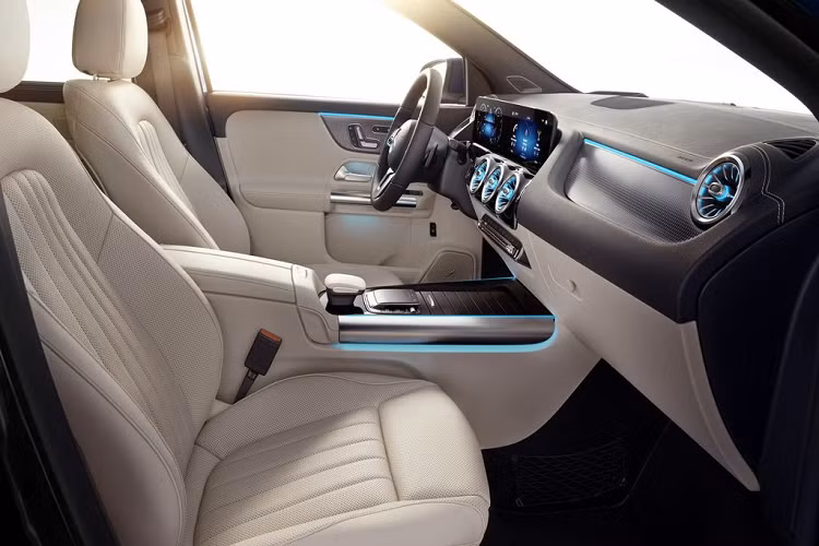 Mercedes-Benz GLA 2021 mang hơi hướng thiết kế nội thất sang trọng và hiện đại. Mercedes-Benz cho biết, GLA 2021 được trang bị rất nhiều công nghệ tiên tiến như gói hỗ trợ lái Driver Assistance Package, bao gồm các hệ thống giữ khoảng cách, hỗ trợ đánh lái, hỗ trợ giữ tốc độ giới hạn, hệ thống trợ lái, hỗ trợ giữ làn đường, hệ thống điều chỉnh tốc độ, cảnh báo điểm mù, phanh khẩn cấp, cảnh báo phương tiện cắt ngang...