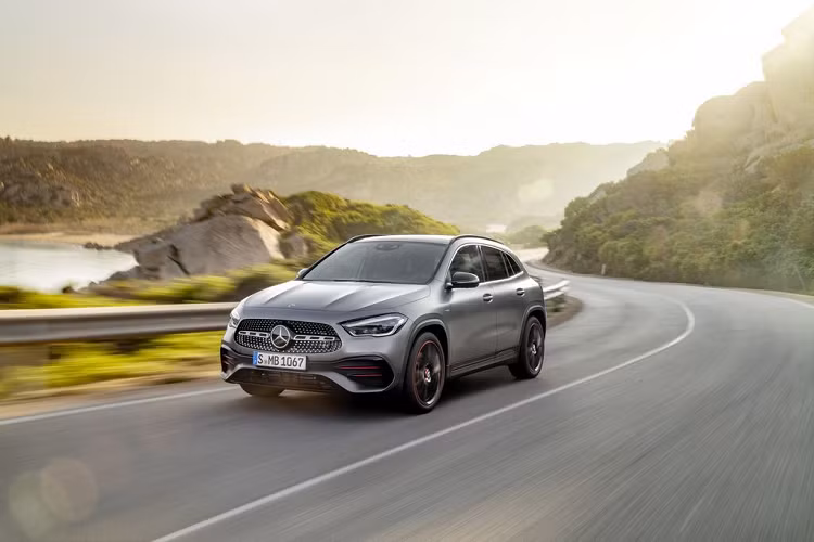 Mới đây, hãng xe sang nước Đức - Mercedes-Benz đã chính thức giới thiệu tới công chúng trên toàn thế giới mẫu crossover cỡ nhỏ GLA 2021 phiên bản hoàn toàn mới. So sánh với "người tiền nhiệm", Mercedes-Benz GLA 2021 mới đón nhận những thay đổi mang tính bước ngoặt từ thiết kế nội/ngoại thất lẫn các trang bị đi kèm. Được biết, Mỹ sẽ là thị trường đầu tiên bày bán phiên bản GLA 2021 và thời gian dự kiến là vào mùa hè năm tới.