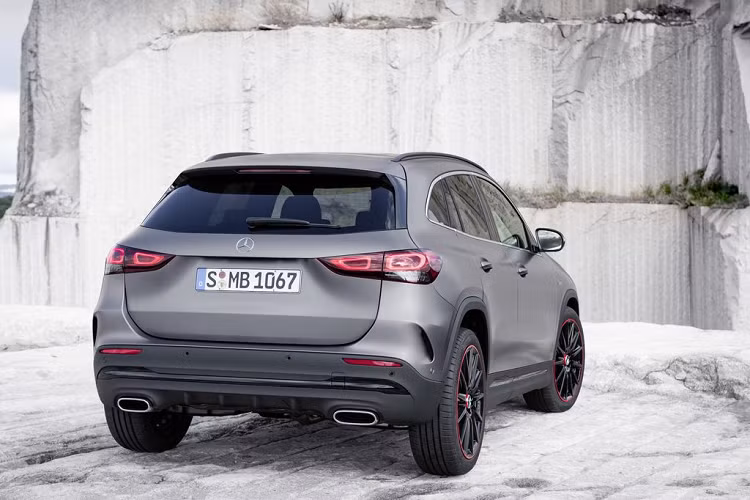Mercedes-Benz GLA 2021 có số đo 3 vòng tương ứng 4.410 x 1.834 x 1.611 mm (DxRxC), chiều dài cơ sở đạt 2.729 mm. Khi so sánh với "người tiền nhiệm", GLA 2021 ngắn hơn 14 mm nhưng lại rộng hơn 30 mm, cao hơn 104 mm cùng chiều dài cơ sở lớn hơn 30 mm. Điều này đồng nghĩa hành khách ngồi trong cabin GLA 2021 sẽ có được khoảng để chân rộng rãi hơn tới 116 mm.