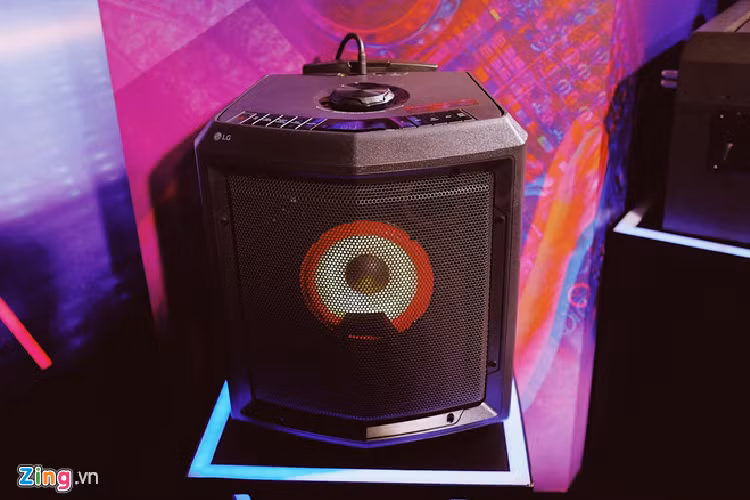 Mẫu loa kéo LG XBOOM RL2, được thiết kế cho các bữa tiệc âm nhạc quy mô nhỏ hoặc giải trí tại gia. 