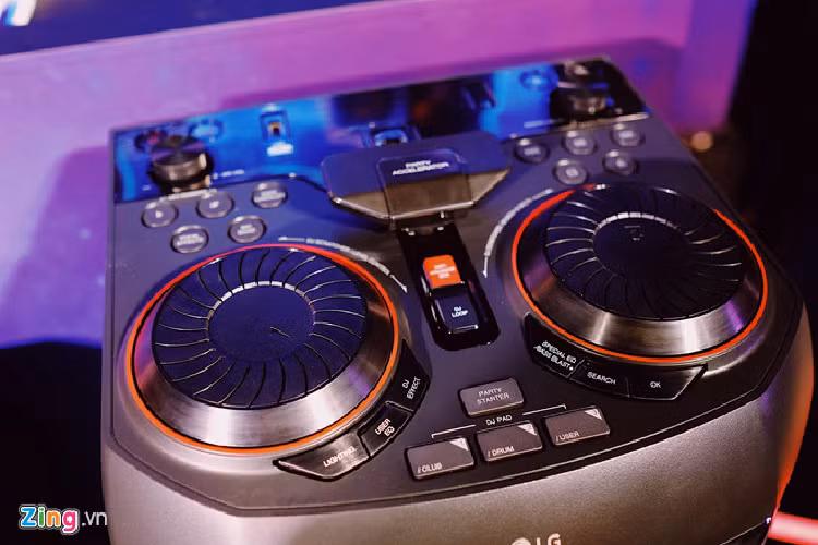 OL55D sở hữu tính năng chơi DJ như cần gạt Party Accelerator phù hợp với các bữa tiệc và tính năng DJ Scratcher để tự mix nhạc bằng cách xoay đĩa, chọn các âm thanh/hiệu ứng DJ. 