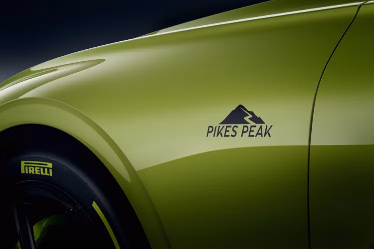“Phiên bản giới hạn mới của Continental GT được phân biệt bằng một số đặc điểm riêng, được quản lý cẩn thận nhằm tôn vinh thành tích tuyệt vời tại đó (Pikes Peak)”, Chris Craft, thành viên của Hội đồng bán hàng, tiếp thị và hậu mãi của Bentley cho biết. “Nó phản ánh tinh thần nỗ lực của Bentley, một trong những điều không đổi trong suốt 100 năm qua và vẫn đang là trái tim của công ty”.