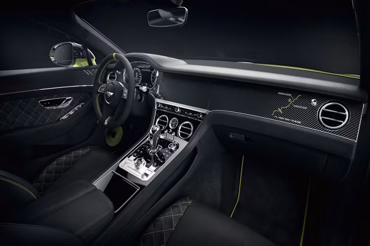 Bảng táp-lô của xe được ốp sợi carbon, kết hợp cùng vật liệu nhôm ở bảng điều khiển trung tâm cũng như các cửa gió điều hòa của xe. Bên phụ, Bentley thêm bản đồ của đường đua Pikes Peak cùng thời gian 10 phút 18,488 giây của chính Continental GT. Cuối cùng, ghế ngồi được thêu logo Pikes Peak màu xanh trên tựa đầu, hệ thống loa B&amp;O của xe có phần lưới được hoàn thiện bằng hai màu xanh – đen.