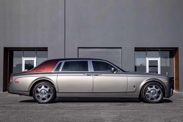 Theo Bring A Trailer liệt kê, chiếc xe siêu sang Rolls-Royce Phantom này là bản trục cơ sở kéo dài và ngoại thất không giống bất kì chiếc Phantom nào khác. Phần thân dưới được sơn màu bạc trong khi hầu hết các bề mặt phía trên cửa sổ được sơn màu Burgundy. Làm tròn diện mạo thú vị của chiếc xe là bộ la-zăng 21 inch mạ crôm sáng bóng (tùy chọn).