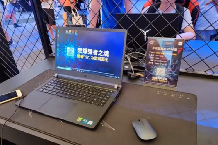 Máy có màn hình 15,6 inch, độ phân giải Full HD và có tần số quét 144 Hz. Bên cạnh đó, phần viền của model này được làm mỏng, tỷ lệ màn hình so với thân máy chiếm 81%, góc nhìn rộng 178 độ. 