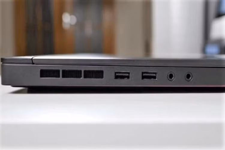 Touchpad của Mi Gaming thế hệ 2019 được làm từ chất liệu kính, kích thước khá to. Chiếc laptop này có pin 55 Whr, thời lượng sử dụng khoảng 4,5 giờ duyệt web hoặc 4 giờ xem video.