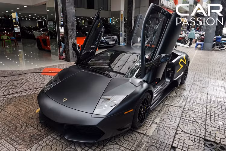 Cập bến vào cuối năm 2010, siêu xe Lamborghini Murcielago SV được xem như là một báu vật trong làng siêu xe Việt với số lượng xe sản xuất cực kì hạn chế và từ đó đến nay, Lamborghini Murcielago SV vẫn thuộc diện độc nhất vô nhị tại Việt Nam. 