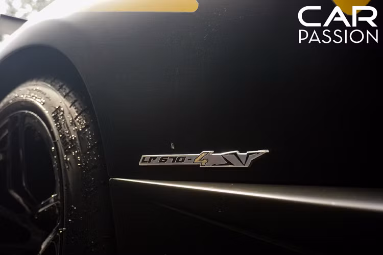 Về tổng thể, Lamborghini Murcielago SV LP670-4 sở hữu lớp sơn đen nhám có tên gọi Nero Nemesis độc đáo, sự kết hợp giữa lớp sơn đen nhám cùng dòng chữ SV vàng nổi bật luôn nhận được rất nhiều lời ngợi khen đến từ những chuyên gia trong ngành khi có thể phô ra những đường nét thiết kế góc cạnh và hầm hố trên “siêu bò” này. 