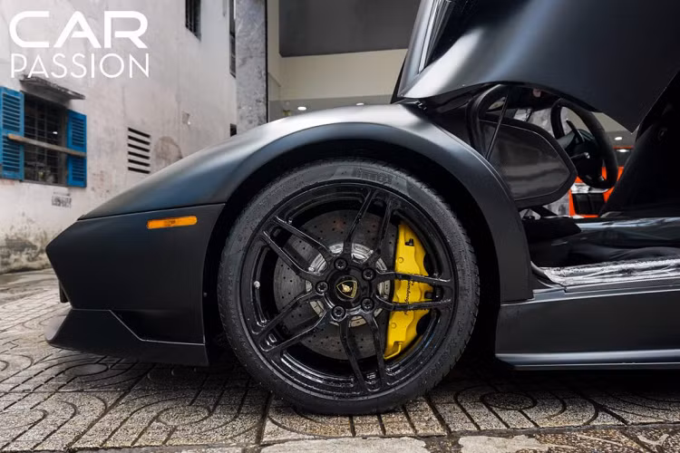 Đuôi xe hầm hố hơn với sự xuất hiện của cánh gió carbon có kích thước khủng, cản va sau được thiết kế lại đóng vai trò của một bộ khuếch tán gió cho phần đuôi xe. Điểm thú vị trên chiếc Murcielago độc nhất Việt Nam nằm ở hệ thống ống xả mới, để thay thế cho chi tiết nguyên bản, chủ nhân của xe đã trang bị cho “siêu bò” với chi tiết hàng hiệu đến từ Innotech Performance Exhaust với khả năng phát ra âm thanh cực kì rát tai mỗi khi đạp mạnh chân ga. 