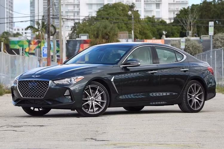 Để giới thiệu đôi nét, G70 vốn là mẫu xe đầu tiên của Genesis với định hướng thâm nhập vào phân khúc xe sang và cạnh tranh trực tiếp với các đối thủ như BMW 3-series. Xe sang Genesis G70 được trang bị khối động cơ tiêu chuẩn I4 2.0 lít Turbo với mức công suất cực đại 252 mã lực, “đá cặp” cùng hộp số tự động 8 cấp hoặc hộp số sàn 6 cấp.