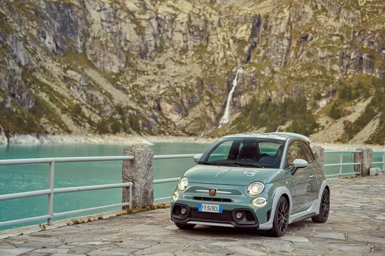 Chiếc xe được ra mắt tại Milan như một phần của lễ kỷ niệm sinh nhật của Abarth và được phát triển dựa trên phiên bản Arbarth 695 của Fiat 500. Fiat 500 Abarth 695 70th Anniversario được dự kiến sản xuất với số lượng giới hạn chỉ 1949 chiếc – Tượng trưng cho năm thành lập của thương hiệu xe hơi này.