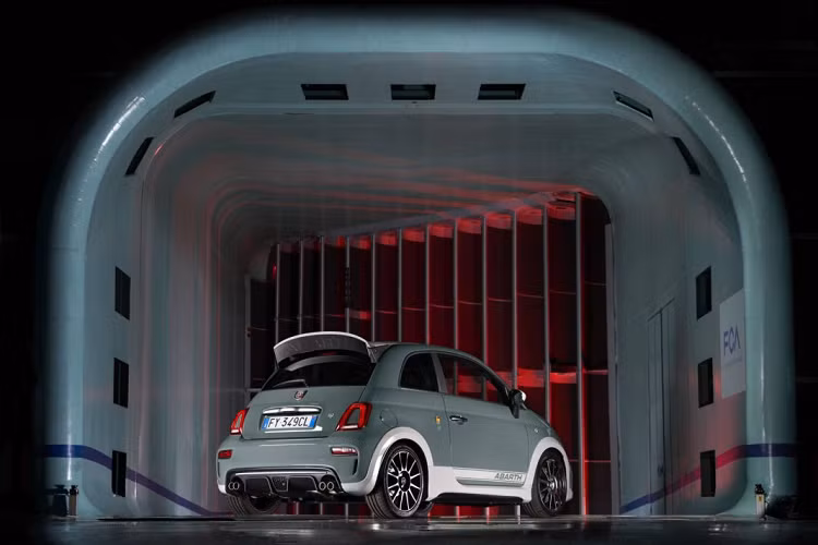 Mẫu xe Fiat Arbarth 70th Anniversario sở hữu một trang bị nổi bật là một cánh lướt gió phía sau cỡ lớn lấy cảm hứng từ mô tô thể thao lớn đã được thử nghiệm trong một hầm gió. Cánh gió này được Abarth mệnh danh là “Spoiler ad Assetto Variabile”, nó có thể được điều chỉnh thủ công đến 12 vị trí với góc nghiêng từ 0 đến 60 độ.