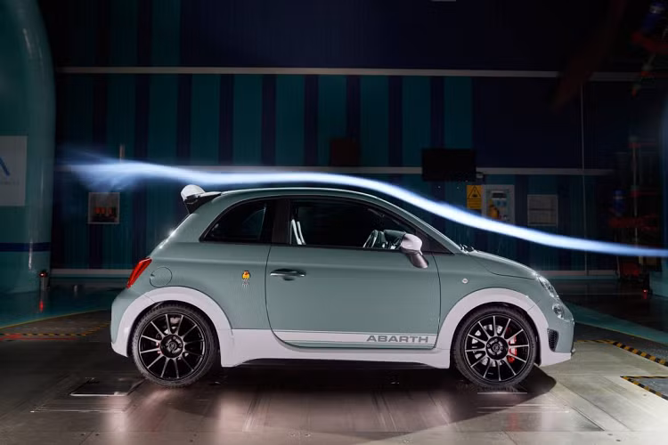 Hiện tại, vẫn chưa có thông tin về việc bán ra và giá xe Fiat 500 Arbarth 695 tại thị trường Mỹ, nhưng nó có thể sẽ bị cấm ở Mỹ vì không có phiên bản đặc nào khác đã được bán ở thị trường khó tính này.
