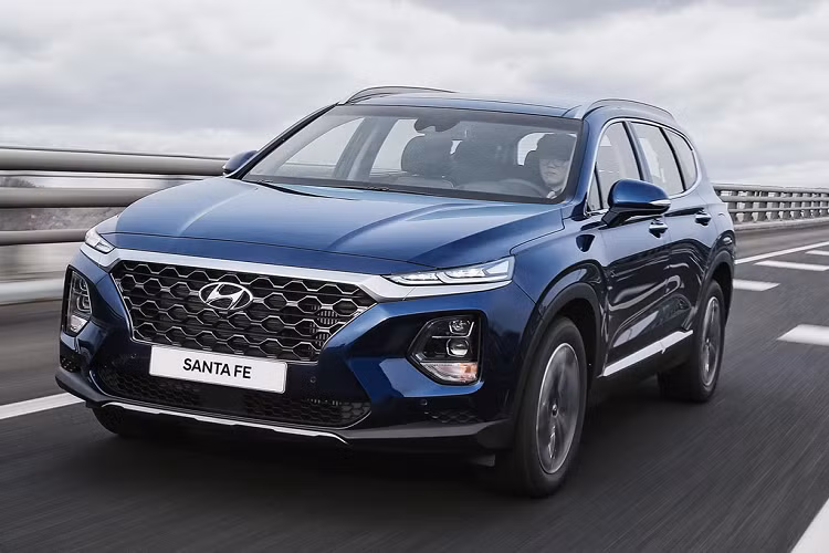 Với trang bị tiêu chuẩn, bản của mẫu xe Hyundai SantaFe 2020 nâng cấp mới kế thừa tính năng theo dõi điểm mù của SUV đầu bảng Palisade, hỗ trợ cho tính năng trợ giúp tránh va chạm điểm mù. Xe sẽ hiển thị hình ảnh camera từ bên có điểm mù khi bật xi nhan.