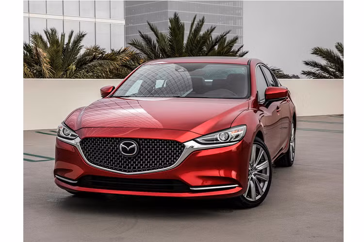 Sau khi loại bỏ hộp số sàn trên model 2019, bản mới nhất của sedan cỡ vừa không thay đổi nhiều. Ngoài giá đắt hơn, bản Signature của Mazda 6 2020 mới còn được đóng nhãn hiệu khác biệt so với trước.