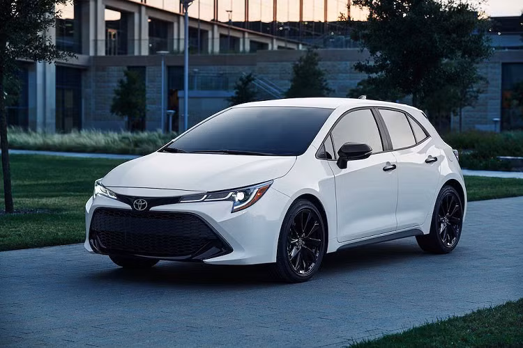 Dựa trên cơ sở model cấu hình hạng trung SE CVT trước đó, phiên bản Nightshade của Toyota Corolla đã được trang trí lại tổng thể để trông "ngầu" hơn.