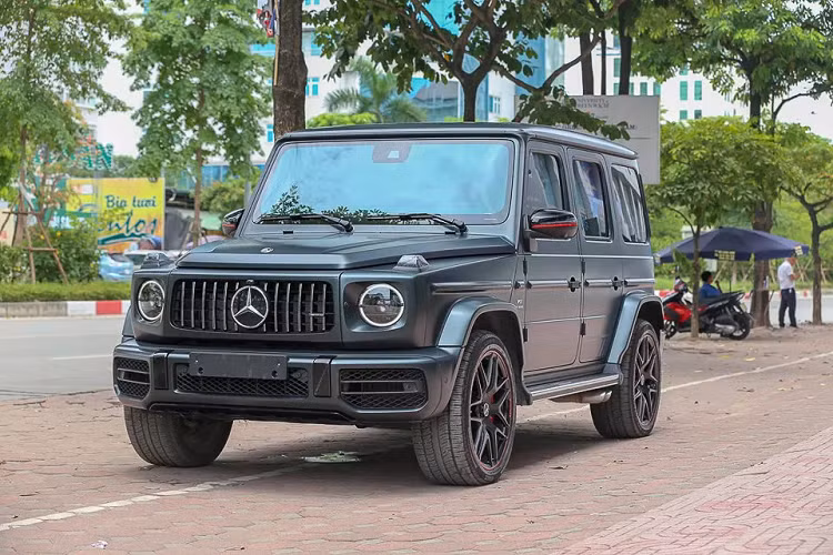 Giá xe Mercedes-AMG G63 Edition 1 2019 có giá bán khởi điểm tại thị trường nước ngoài từ 216.475 đô la (tương đương 5,05 tỷ đồng), đây cũng là mức giá bán đắt nhất cho cả 3 phiên bản Mercedes-AMG G63 đời 2019. Mặc dù chưa được công bố, nhưng Mercedes-AMG G63 Edition 1 2019 được đồn bán ra khoảng hơn 12 tỷ tại đại lý tư nhân Việt Nam.
