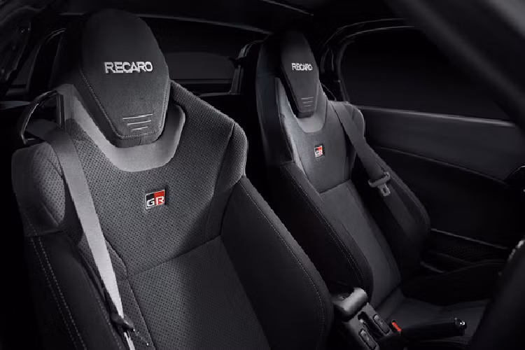 Xe mui trần mới của Toyota có 8 màu ngoại thất. Nội thất xe màu đen bất kể người mua lựa chọn màu ngoại thất nào.