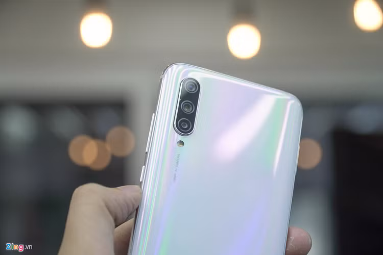 Hệ thống 3 camera sau được sắp xếp theo chiều dọc bao gồm một camera chính 48 MP, một camera góc rộng 8 MP và camera phụ 2 MP hỗ trợ đo chiều sâu.
