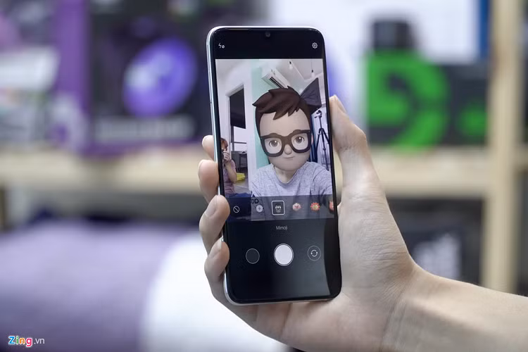 Camera selfie của Xiaomi Mi CC9 có độ phân giải 32 MP, được tích hợp AI cùng nhiều chế độ làm đẹp khác nhau. Mi CC9 cũng được trang bị tính năng Mimoji, tương tự Memoji của Apple. 