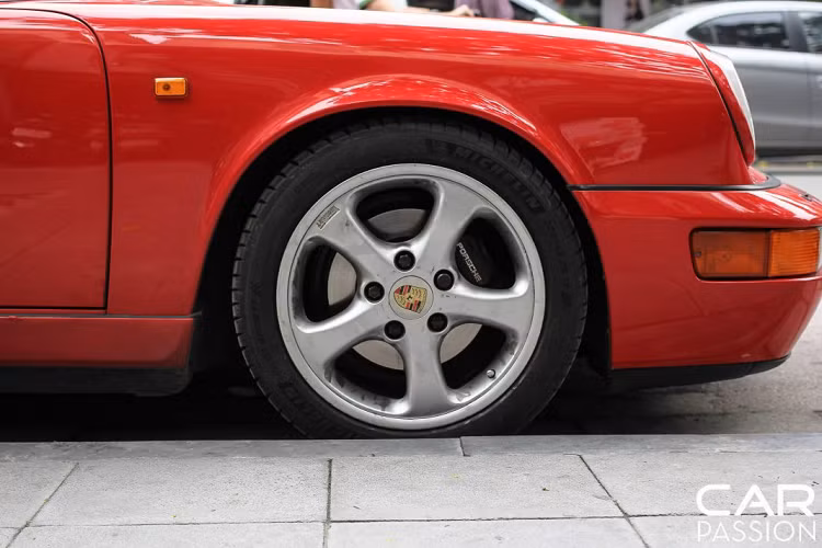 Dựa trên phiên bản 964 cơ sở, Porsche đã phát triển tới 12 phiên bản khác nhau. Trong đó, số lượng Carrera 2 Coupe và Carrera 4 Coupe được bán ra nhiều nhất với trên 10,000 chiếc mỗi phiên bản.
