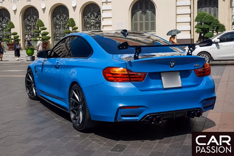 Hàng ghế sau trên BMW M4 GTS được gỡ bỏ để nhường vị trí cho khung chống lật bằng nhựa gia cố sợi carbon, bộ mâm được làm từ hợp kim nhẹ, hệ thống ống xả titan và khối động cơ mạnh mẽ hơn. Phiên bản tiêu chuẩn BMW M4 F82 chỉ được trang bị ốp gương carbon cùng nóc xe carbon thể thao.