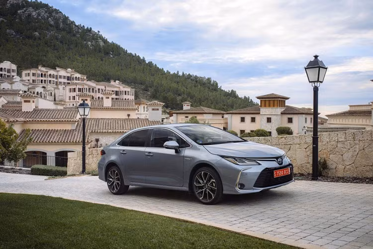 So với người tiền nhiệm, kích thước của mẫu xe sedan Toyota Corolla Altis 2019 dài hơn 10 mm, rộng hơn 5 mm và thấp hơn 45 mm. Thông số dài x rộng x cao của Corolla Altis 2019 là 4.640 x 1.780 x 1.435 mm, chiều dài trục cơ sở vẫn được giữ nguyên ở mức 2.700 mm.