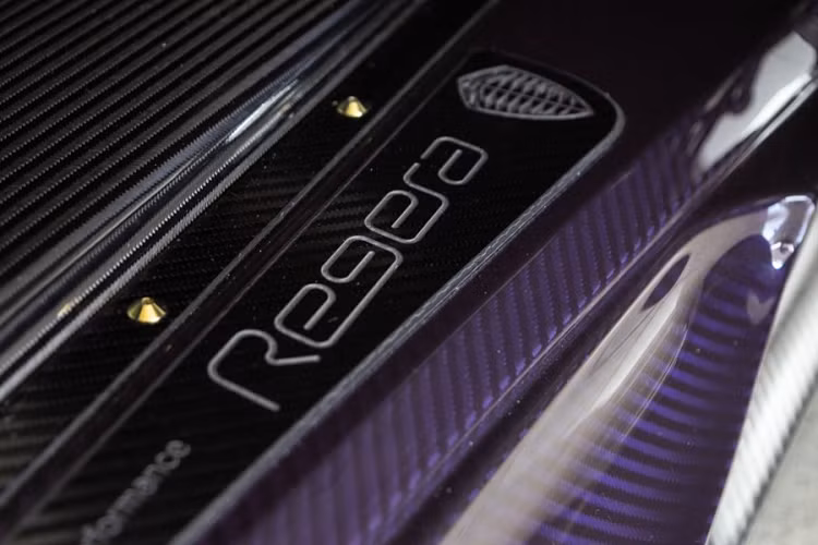 Bên trong, khoang nội thất của xe được bọc da trơn cao cấp màu đen. Giống với bên ngoài, nội thất cũng được ốp sợi carbon gồm hai loại carbon hoàn thiện bóng và hoàn thiện mờ. Cùng với đó, nhiều chi tiết cũng được ốp nhôm xước.