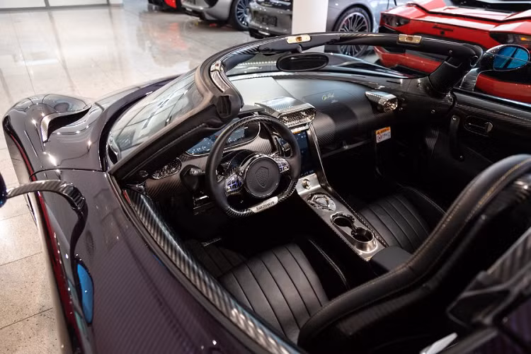 Thêm vào đó, chiếc Regera này cũng được nâng cấp với gói trang bị Ghost Package. Với gói trang bị này, chiếc Regera sẽ trở nên hầm hố hơn với hai cánh gió phỉa trước mũi xe và hai cánh gió được đặt bên ngoài cảnh gió chủ động phía sau đuôi xe. Koenigsegg cho biết bốn cánh gió này sẽ giúp xe trở nên ổn định hơn khi di chuyển ở tốc độ cao.