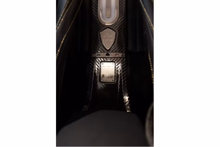 Trên mẫu xe này, Koenigsegg trang bị hệ dẫn động hybrid với động cơ V8 5.0 lít tăng áp, sản sinh công suất cực đại 1.100 mã lực, kết hợp cùng ba mô-tơ điện cho ra tổng công suất lên đến 1.500 mã lực. Koenigsegg đã phát triển cho Regera hộp số Direct Drive (KDD) với chỉ một cấp số duy nhất, nối trục khuỷu và hệ đẫn động.
