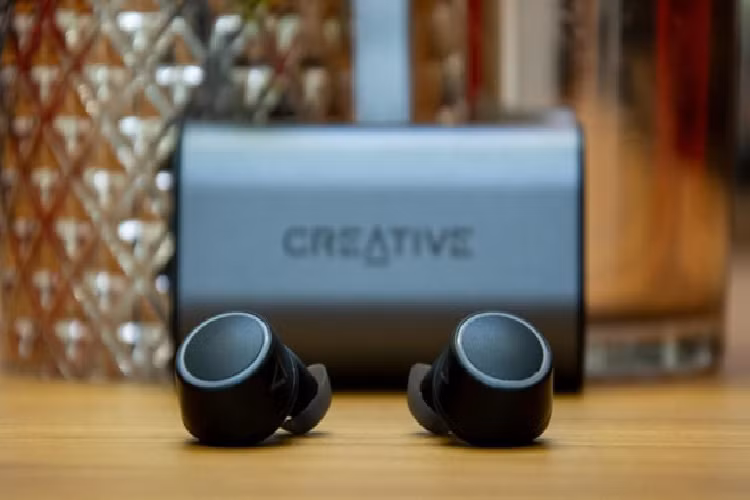 Creative Outlier Air đang được bán với mức giá 2,7 triệu đồng. Tai nghe được hoàn thiện bằng chất liệu nhựa, khá nhẹ. Phần nút nhét tai nhỏ, phù hợp với những người dùng có ống tai không quá to, đặc biệt là phái nữ. Ảnh: expertreviews. 