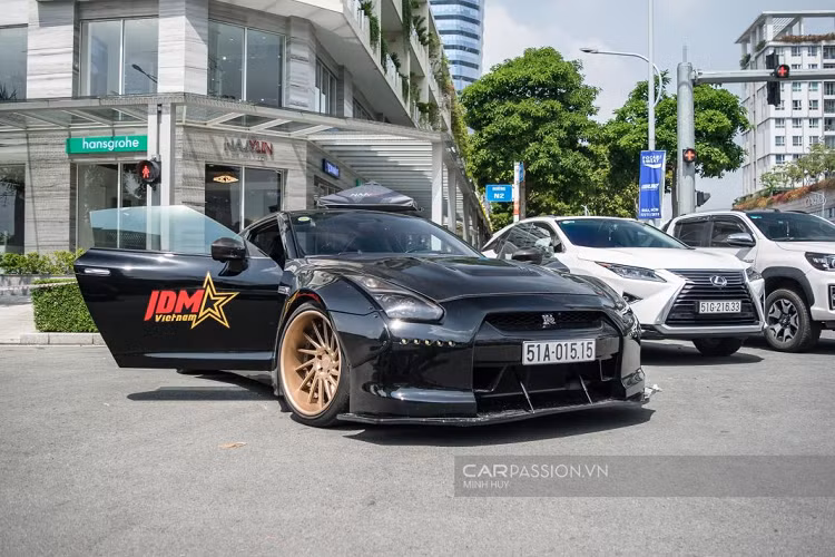Đây là một trong số ít những chiếc Nissan GT-R R35 hàng hiếm tại Việt Nam. Hơn nữa, chiếc xe đã trở nên khá quen thuộc khi đã đồng hành cùng chủ nhân tham gia các buổi Offline Hội JDM Vietnam, bao gồm cả chuyến Offline tại Vũng Tàu diễn ra vào cuối tháng 10 vừa qua.