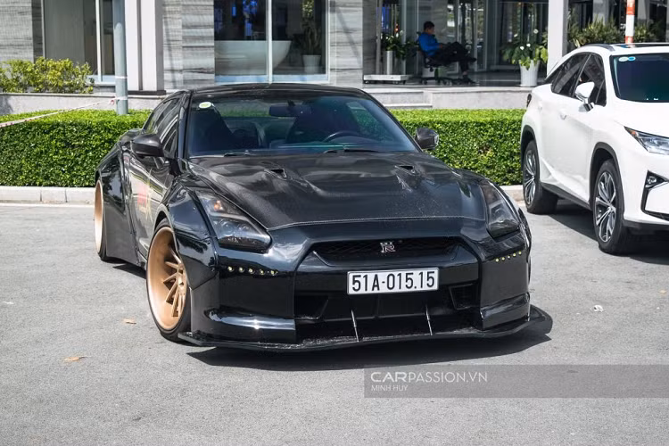 Chiếc Nissan GT-R R35 độ trong bài viết này là một ví dụ điển hình cho tay nghề của những người thợ Việt nam. Sở hữu một vẻ ngoài kế thừa những nét đẹp từ thế hệ trước, kết hợp với đó chính là những đường nét có phần hiện đại hơn, hợp thời.