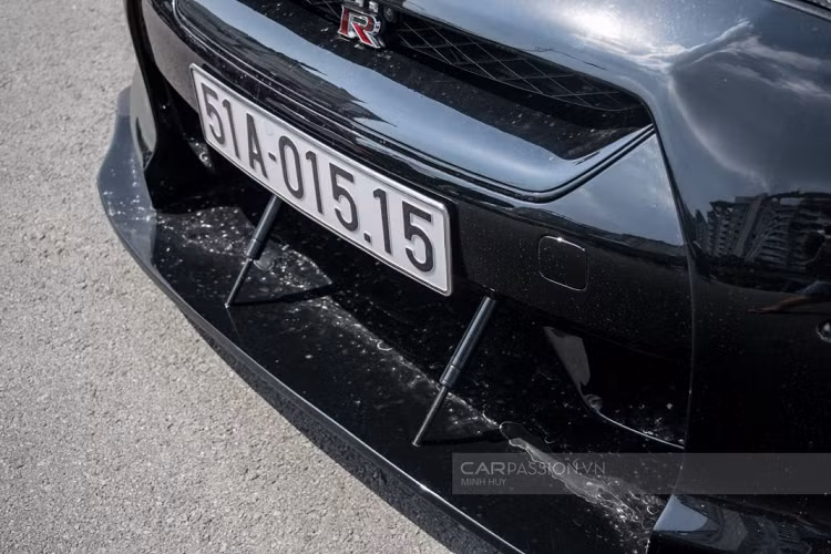 Bên cạnh đó, một trang bị đáng chú ý khác trên xe đó chính là hệ thống phanh đĩa hiệu suất cao đến từ thương hiệu Brembo danh tiếng với cùm phanh được sơn đỏ tạo điểm nhấn.