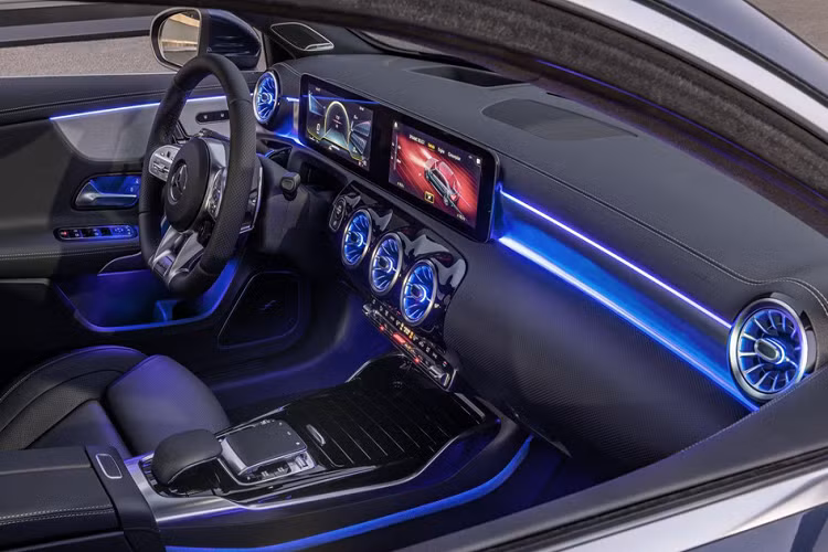 Mercedes cho biết AMG A35 2020 chỉ mất 4,7 giây tăng tốc 0-96 km/h, nhanh hơn 1,4 giây so với A220 (188 mã lực, 300 Nm) và chậm hơn 1 giây so với CLA45 (375 mã lực). Tốc độ tối đa theo giới hạn điện tử là 250 km/h.