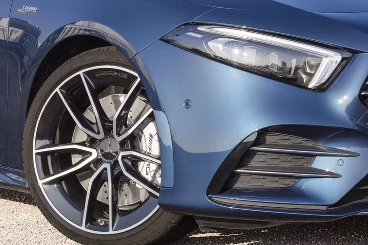 AMG A35 mới được thiết kế đậm chất AMG với lưới tản nhiệt twin-bar, cản trước có độ mở lớn hơn, cánh gió sau, khuếch tán sau và thiết kế ống xả bo tròn.