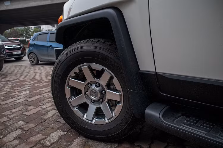 Trong khi đó, đuôi xe Toyota FJ Cruiser 2020 không thực sự quá hấp dẫn với những người ưa thẩm mỹ bởi xe chỉ có cụm đèn hậu thiết kế nhô ra ngoài, bánh dự phòng cũng được gắn ở cửa phía sau. Ngoài ra, Toyota FJ Cruiser 2020 cũng có trang bị cảm biến/camera lùi khá tiện dụng cho việc dừng đỗ xe.