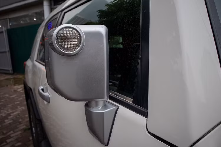 Bên trong nội thất, Toyota FJ Cruiser 2020 chỉ có ghế ngồi bọc nỉ, toàn bộ ghế cũng chỉ được chỉnh cơ. Trung tâm là màn hình giải trí cỡ lớn có thiết kế khá thô. Điều hoà trên mẫu xe này vẫn là một vùng, chỉnh tay... bên dưới màn hình là hàng loạt nút chờ vẫn chưa được bổ sung chức năng.