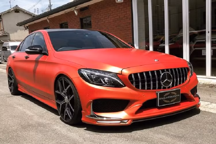 Cụ thể, chiếc sedan được bổ sung lưới tản nhiệt Panamericana - từng là tính năng đặc trưng của các mẫu AMG.