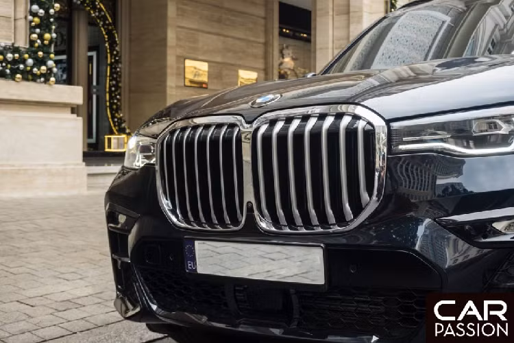 BMW X7 2020 mới chính là mẫu SUV full-size đầu tiên của hãng xe Đức, xe sở hữu vẻ ngoài bề thế với kích thước bao gồm chiều dài x rộng x cao lần lượt là 5.163 x 1.999 x 1.805 mm và chiều dài của trục cơ sở là 3.103 mm. Cụ thể kích thước của BMW X7 lớn hơn X5 thế hệ mới khi dài hơn 200 mm, rộng hơn 80 mm và cao hơn 40 mm.