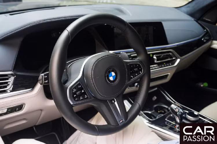 Thuộc phiên bản xDrive 40i M Sport nên khoang nội thất của X7 sở hữu vô-lăng mang thiết kế tròn, tích hợp nhiều nút bấm tiện ích và được bổ sung logo của M Performance. Một khác biệt nữa trên phiên bản M Sport so với phiên bản tiêu chuẩn là lẫy chuyển số được bổ sung ngay sau vô-lăng giúp cho người lái có thể tự tin chuyển số khi vận hành X7 ở tốc độ cao.
