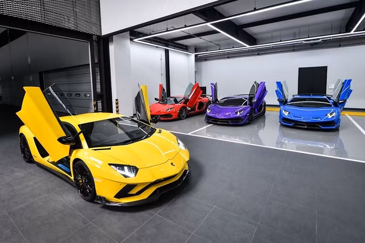 Ngoài động cơ được cải tiến, ngoại hình của siêu xe Lamborghini Aventador SVJ cũng được thiết kế lại hung dữ và đầy ấn tượng. Hiện tại, giới nhà giàu Việt Nam cũng đã sở hữu một chiếc siêu xe cực hiếm Lamborghini Aventador SVJ với màu sơn được đồn đoán là xanh lá bóng.