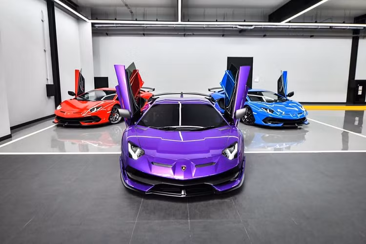 Chiếc siêu xe Lamborghini Aventador SVJ màu đỏ Rosso Mars có thêm nhiều chi tiết bằng sợi carbon nhám để tạo điểm nhấn. La-zăng của xe là 5 chấu kép sơn màu tối đi cùng khoá bánh xe màu đỏ "tông xuyệt tông" ngoại thất.