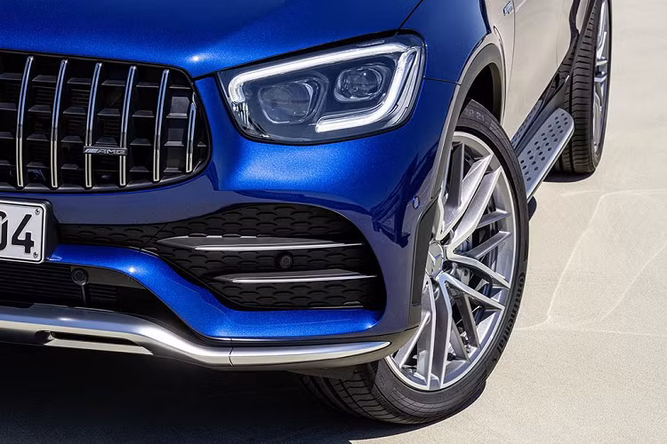 Nhờ các hệ thống điều khiển động học linh hoạt AMG DYNAMICS, người lái dễ dàng thay đổi cảm xúc sau vô lăng của chiếc SUV hạng sang Mercedes-AMG GLC 43 theo 5 chế độ vận hành: Slippery; Comfort; Sport; Sport+ và Individual (không có chế độ RACE như bản GLC 63).