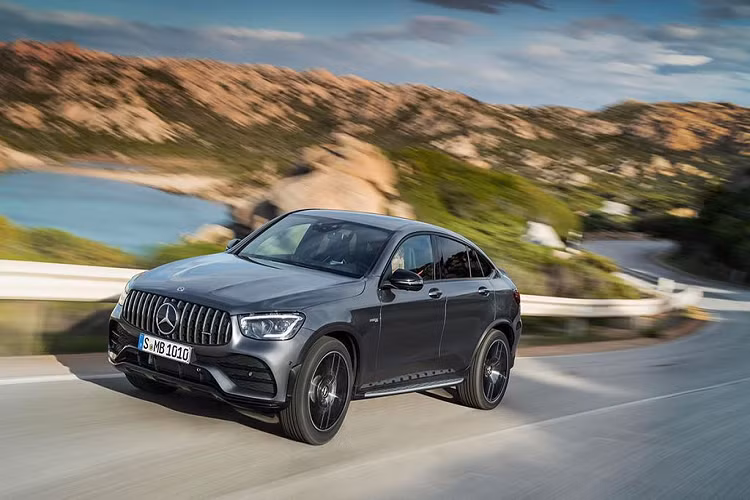 GLC 43 4MATIC được trang bị hộp số thể thao AMG SPEEDSHIFT TCT 9 cấp (TCT: Torque-Clutch Transmission) với đặc tính chuyển số nhanh và linh hoạt. Các chuyển số có thể là kiểu tự động, sang số tay hoặc qua lẫy chuyển số vô-lăng. Điều chỉnh phần mềm được tiến hành để thích ứng với nâng cấp công suất. Chức năng xuống nhiều cấp số đem lại trải nghiệm phấn khích hơn.