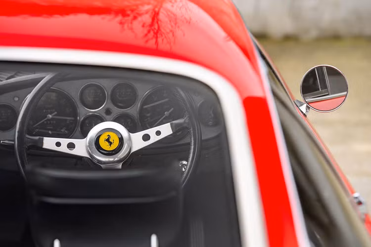 Chiếc Ferrari của Elton John vẫn còn đầy đủ giấy tờ xuất xưởng, mẫu đặt hàng, phiếu dịch vụ từ Ferrari, hóa hơn và giấy kiểm định chất lượng khí thải MOT của chính phủ Anh. ODO của xe cũng vừa đạt đến con số 82.000 dặm, tương đương khoảng 132.000 km.
