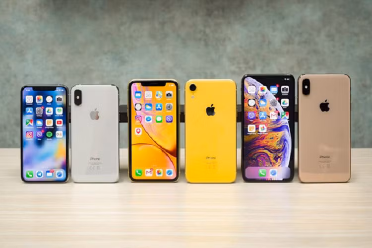 iPhone XS Max, XS, XR: Cả 3 model này đều được ra mắt trong năm 2018. Dĩ nhiên, cấu hình hay hiệu suất của máy vẫn chưa bị lỗi thời nhưng Apple sẽ ra mắt iPhone mới tiếp theo vào tuần sau (10/9). Vì thế, bạn có thể chờ iPhone 11 ra mắt, xem xét những tính năng mới, từ đó có thể quyết định chọn mua hay không. Ảnh: PhoneArena. 