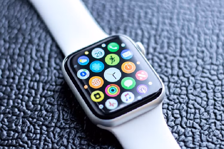 Apple Watch Series 4: Apple thường thường tung ra bản nâng cấp cho Apple Watch sau hơn 1 năm. Vì thế, nếu bạn đang muốn nâng cấp lên một chiếc Apple Watch mới thì có thể chờ sự kiện sắp tới của Apple. Ảnh: Pocket.