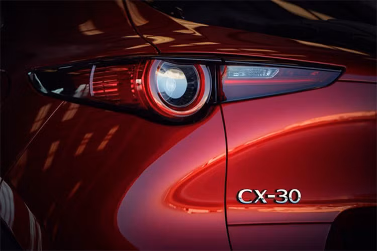 Động cơ SkyActiv-G 2.0L đi cùng hộp số tự động 6 cấp hoặc số sàn 6 cấp, dẫn động FWD, cho công suất 120 mã lực trên tất cả 5 phiên bản.