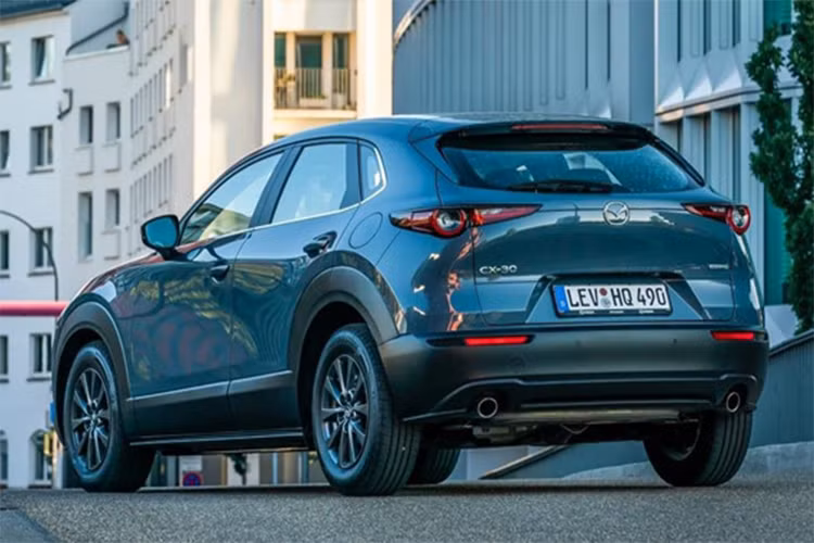 Giá Mazda CX-30 2020 khởi điểm từ 27.867 USD cho bản SE-L, CX-30 mới đắt hơn 4.200 USD so với bản tiêu chuẩn CX-3, rẻ hơn 3.292 USD so với bản tiêu chuẩn CX-5.